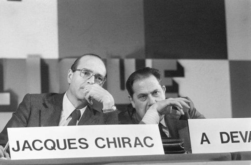 1981: Aux côtés de Chirac, avant la rupture - "J'ai pris beaucoup de risques pour Chirac", a dit un jour Charles Pasqua à propos de celui dont il aime à rappeler qu'il l'a aidé à grimper les échelons à droite. Il fut notamment l'un des piliers de sa campagne présidentielle en 1981. Mais leur relation s'est progressivement tendue au point de virer à l'orage à partir des années 90. En 1995, il a carrément soutenu Edouard Balladur, ce qui a mis un terme à sa carrière gouvernementale.