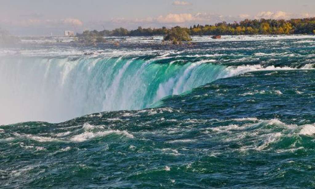 - Canada : une vue rapprochée des chutes du Niagara, qui déversent près de 600.000 litres d’eau par seconde