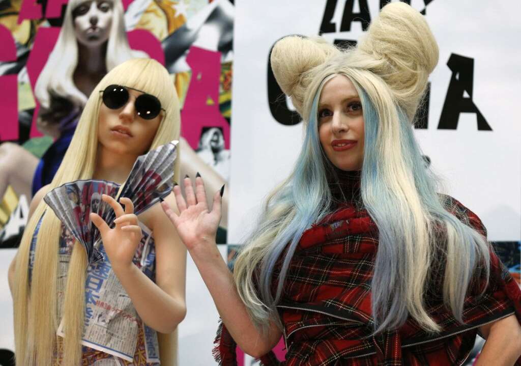 Lady Gaga et une des poupées à son effigies -