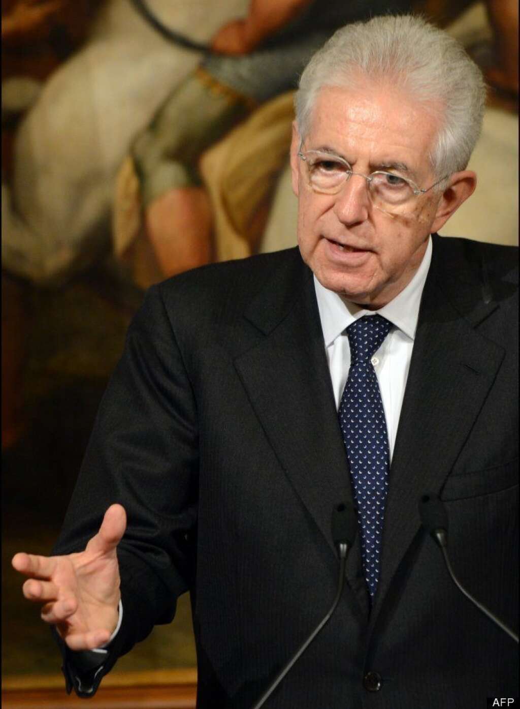 Mario Monti - "Je suis confiant (dans le fait) qu'en cas de référendum, les citoyens britanniques décideront de rester dans l'Union européenne et contribueront à bâtir son avenir", a déclaré le président du Conseil italien devant un parterre d'hommes d'affaires et de responsables politiques, réunis dans le cadre du Forum économique mondial (WEF).    Mario Monti s'est dit d'accord avec son homologue britannique David Cameron sur l'avantage qu'il y a à poser au peuple la "vraie question, pas des questions marginales" sur la façon dont la Grande-Bretagne pourrait rester en dehors de certaines politiques communes.