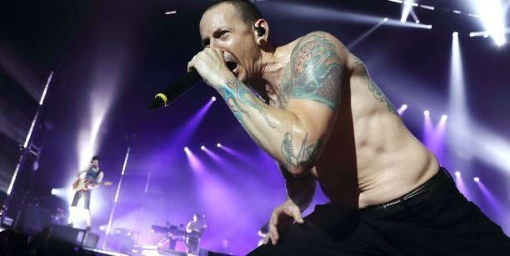 20 juillet - Chester Bennington - <p>Le chanteur du groupe Linkin Park, 41 ans, s'est suicidé à son domicile californien, par pendaison.</p>  <p><strong>» Lire notre article complet <a href="http://www.huffingtonpost.fr/2017/07/22/chester-bennington-le-chanteur-de-linkin-park-sest-bien-suicide_a_23042399/?utm_hp_ref=fr-deces">en cliquant ici</a></strong></p>