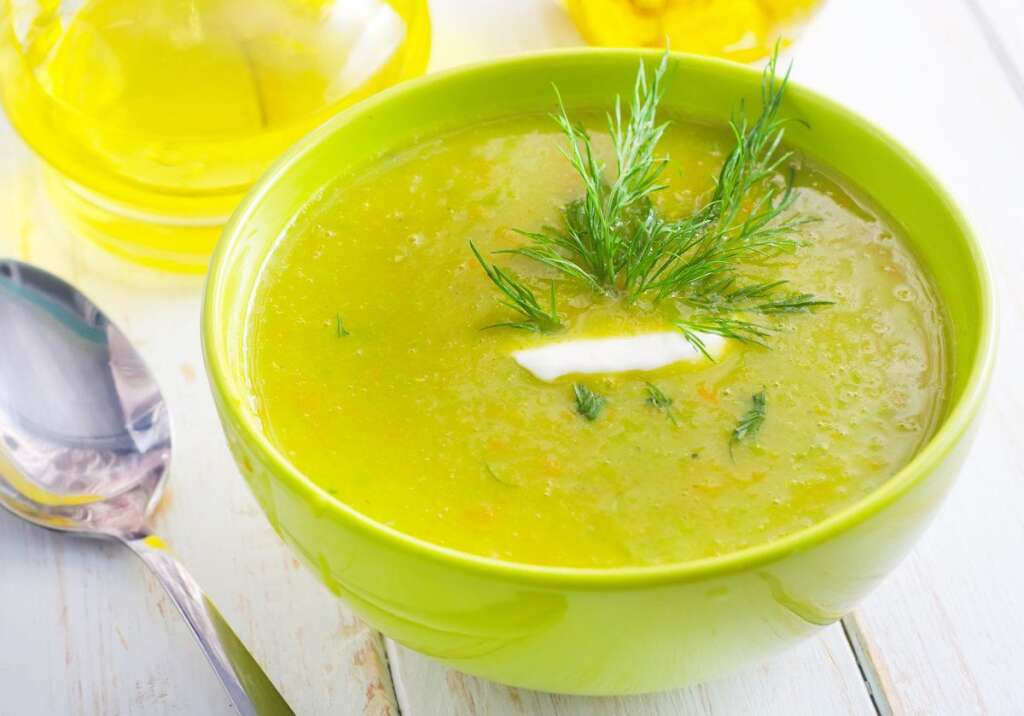 Faire des pauses - La naturopathe Alessandra Moro-Buronzo recommande une alimentation plus légère après les gros repas de fêtes afin que l'organisme se régule. Tisanes, soupes de légumes, yaourts, mangez en petite quantité.