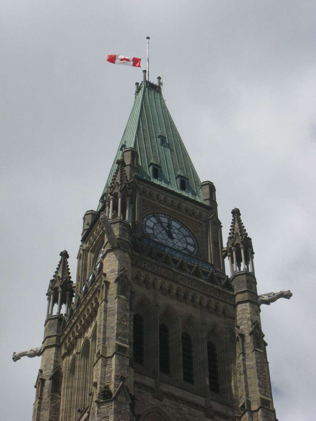 Le drapeau canadien en berne en mémoire des victimes -
