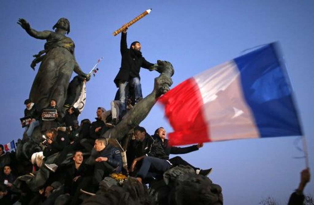 11 janvier 2015: la grande marche républicaine - Le dimanche, un rassemblement historique réunit 4 millions de personnes à Paris mais également dans toutes les grandes villes de province. Une délégation exceptionnelle de chefs d'Etat se joint à François Hollande pour marcher contre le terrorisme sous le slogan "Je suis Charlie".