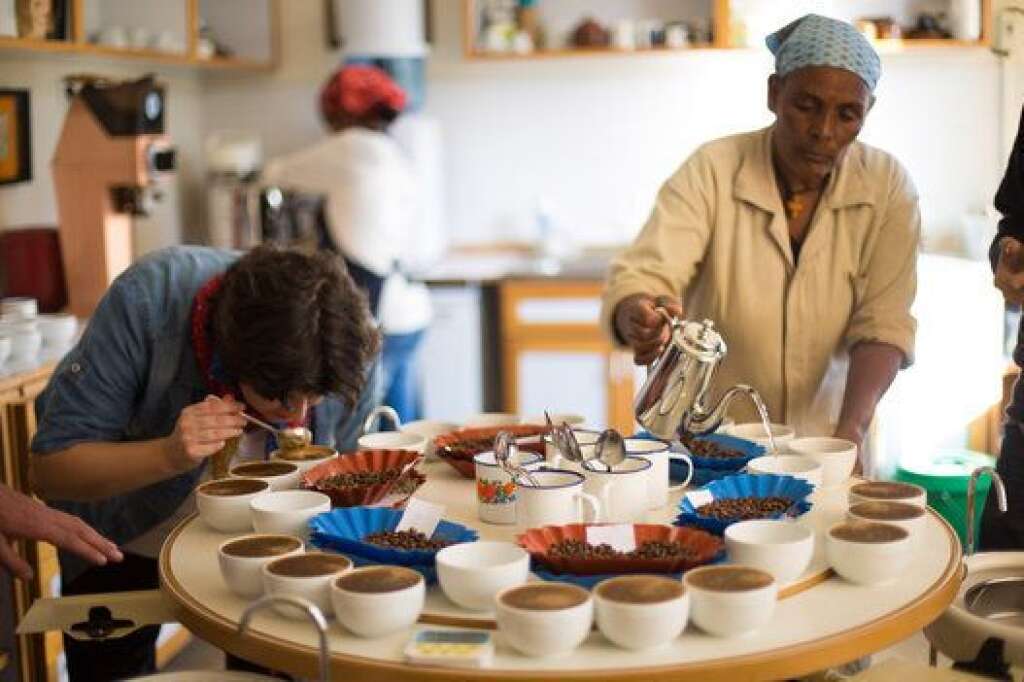 Anne Caron fait du cupping (test) à notre retour à Addis-Abeba -