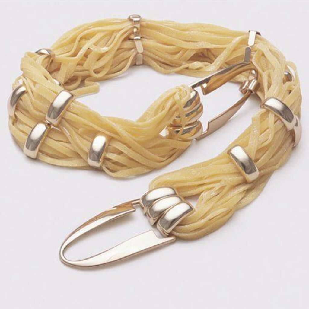 - En bracelet ou en collier, des pâtes longues comme des linguine seront parfaites au naturel seulement accompagnées de boucles et fermoirs argentés.