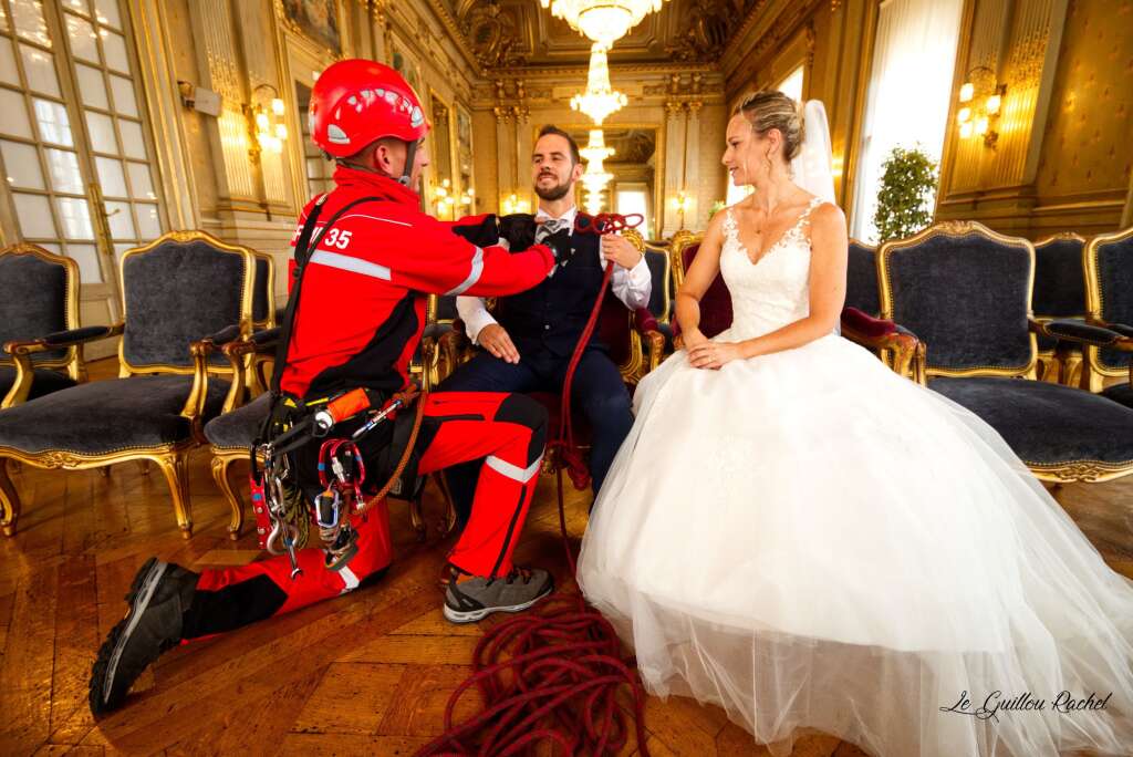 Calendrier Pompiers Rennes 2019 - En juillet, on célèbre aussi les mariages chez les pompiers (à l'image de ce couple de mariés).