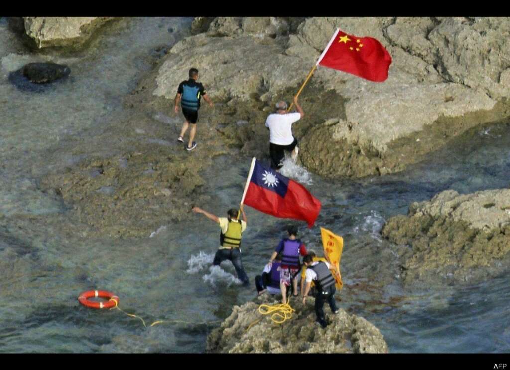 - Des militants chinois et taïwanais débarquent sur l'île Okinawa avec des drapeaux, le 15 août 2012.
