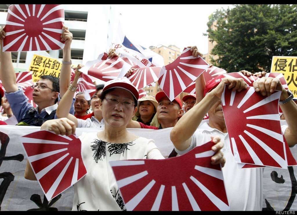 - Des militants déchirent le drapeau militaire japonais à Taipei le 12 septembre 2012.