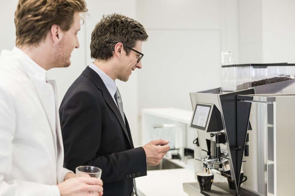 Une belle machine à café - Tout se passe devant la machine à café. Beaucoup d'études montrent que le "coffee time" est un nœud de relations humaines, super important dans la vie d'une entreprise. Faites un cadeau de noël à votre entreprise, achetez une belle machine à café pour que vos salariés trouvent plaisir à faire une pause boisson chaude tout en s'échangeant des idées.
