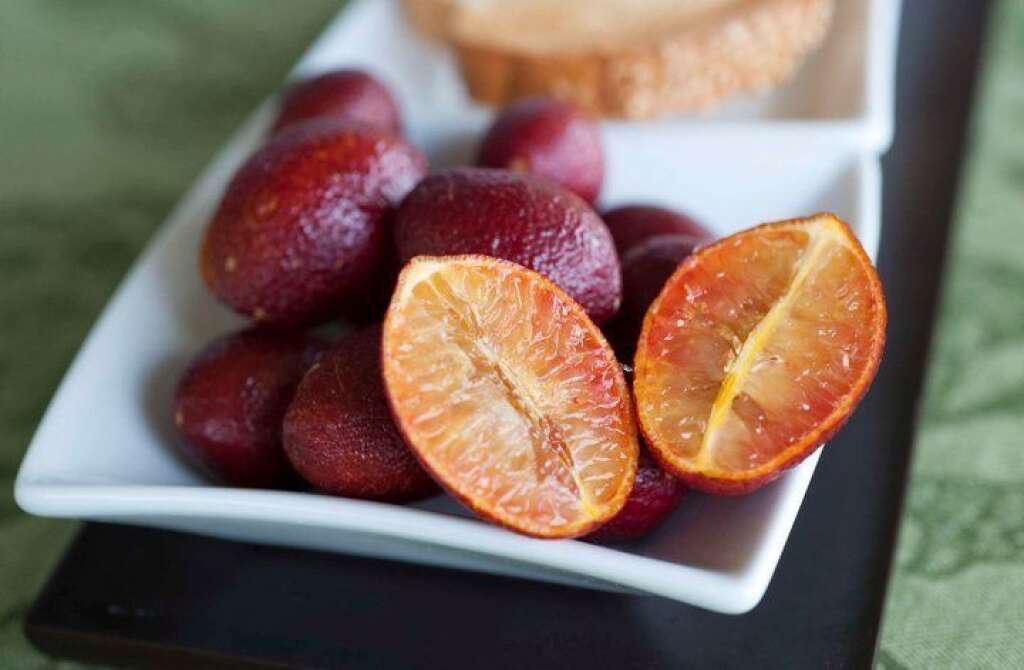 Le citron sanguin - Vous connaissez les oranges sanguines, voici les citrons! Ce citron hybride a vu le jour en Australie où on lui a donné le nom de "citron sanguin". Il est le fruit du mélange entre le <em>microcitrus australasica</em> <a href="http://fr.wikipedia.org/wiki/Microcitrus_australasica" target="_blank">(dit "citron caviar")</a> et de la mandarine <em>ellendale</em> (un hybride de la mandarine et de l'orange).   La pulpe de ce citron est acide et sucrée.