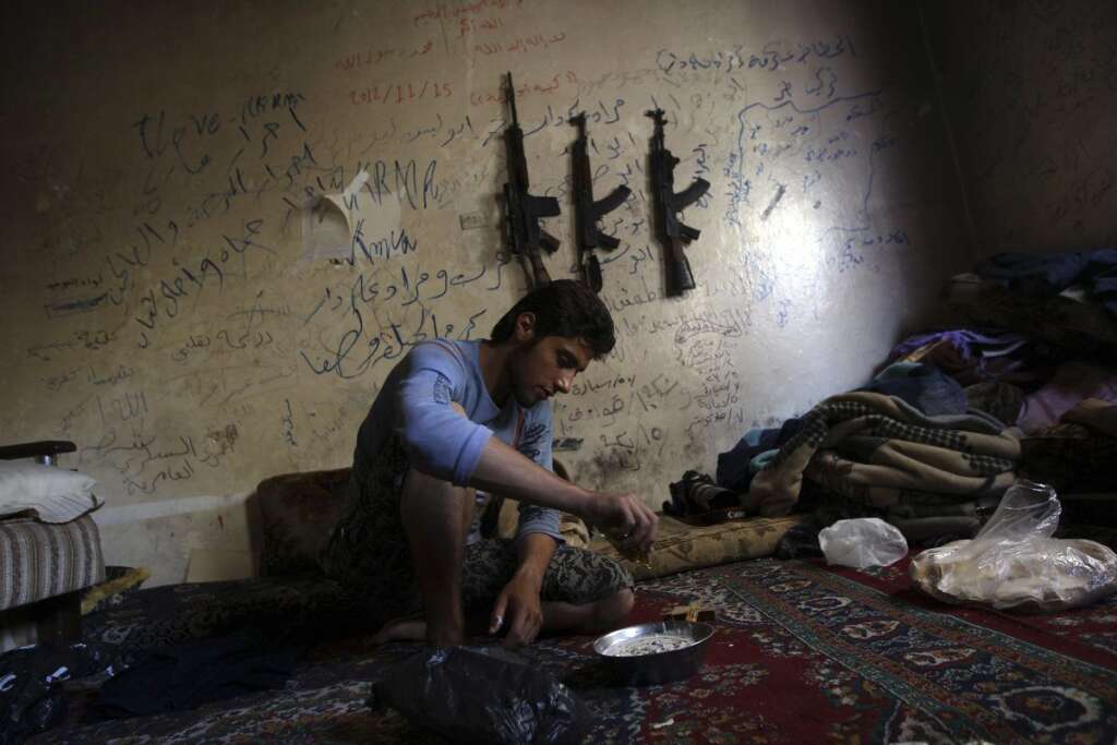 - Ce jeune homme qui cuisine fait partie du groupe rebelle appelé " Le martyre d'Al Abbas". A Alep, le 11 juin 2013.