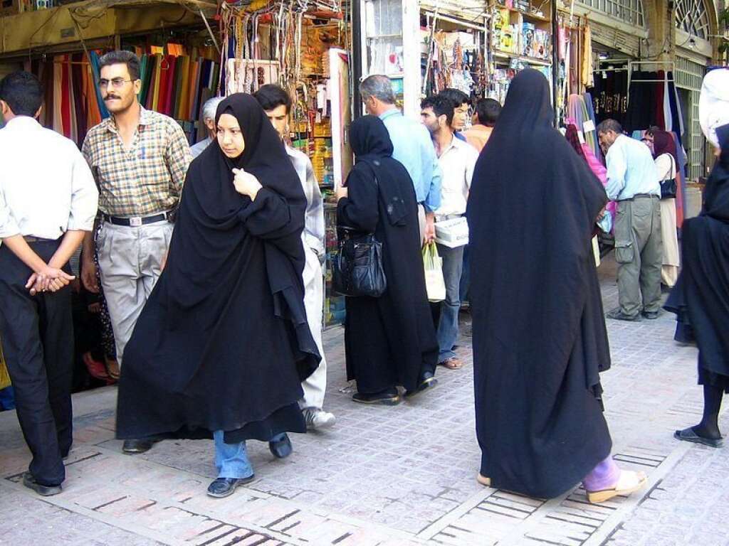 Tchador - <a href="http://fr.wikipedia.org/wiki/Tchador" target="_blank">Un tchador est un vêtement traditionnel iranien porté par les femmes, utilisé principalement aujourd'hui par les femmes musulmanes dans les zones urbaines ou rurales en Iran et quelques pays d'Asie centrale.</a>