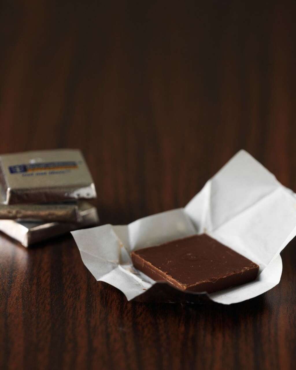 Manger un carré de chocolat - On en aura jamais fini avec le chocolat noir et ses nombreux bénéfices pour la santé, notamment pour le coeur. Nous vous le donnons dans le mille, manger du chocolat <a href="http://www.livescience.com/7974-chocolate-reduces-stress-study-finds.html" target="_hplink">réduit aussi le stress</a>.    D'après une étude publiée par <a href="http://www.livescience.com/7974-chocolate-reduces-stress-study-finds.html" target="_hplink">LiveScience</a> manger quelques carrés de chocolat noir par jour pendant une période de deux semaines réduit la quantité de cortisol dans le sangl. Cette étude a été publiée pour la première fois en 2009 dans la publication scientifique <em>Proteome Research</em>.     Bien entendu, le chocolat cela reste du sucre et donc des calories. A consommer avec modération!