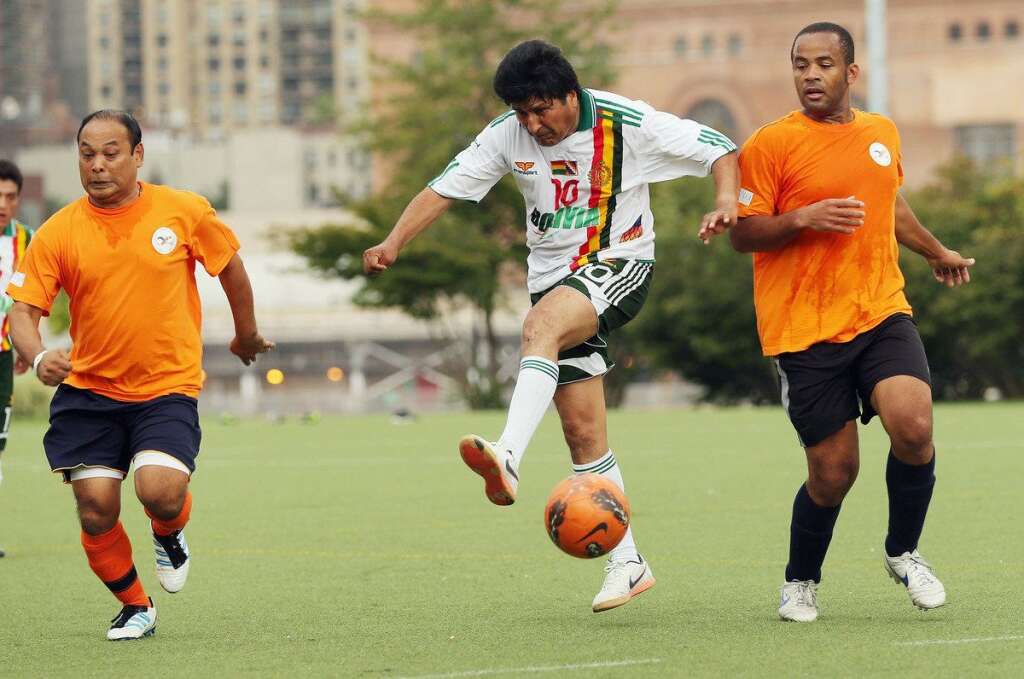 Evo Morales victime d'un tacle en jouant au foot - Le président bolivien adore le football et il ne manque jamais une occasion de chausser les crampons. C'est notamment le cas en octobre 2010 pour un match à La Paz lors duquel il s'est blessé au pied. Victime d'un tacle appuyé, <a href="http://www.lemonde.fr/sport/article/2010/10/05/bolivie-evo-morales-joue-les-caids-sur-un-terrain-de-football_1420328_3242.html" target="_blank">Evo Morales a du rester au repos quelques jours</a> et suivre un traitement à base d'anti-inflammatoires et d'analgésiques.