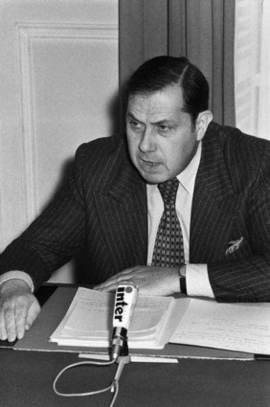 1968: le baron des Hauts-de-Seine - Vainqueur de sa première élection en 1968, il est alors député des Hauts-de-Seine. Un fief où il sera toujours élu, comme sénateur (jusqu'en 2011) ou au conseil général. On le voit ici en 1976, trois après qu'il a été élu président du département (un poste qu'il occupera jusqu'en 2004).