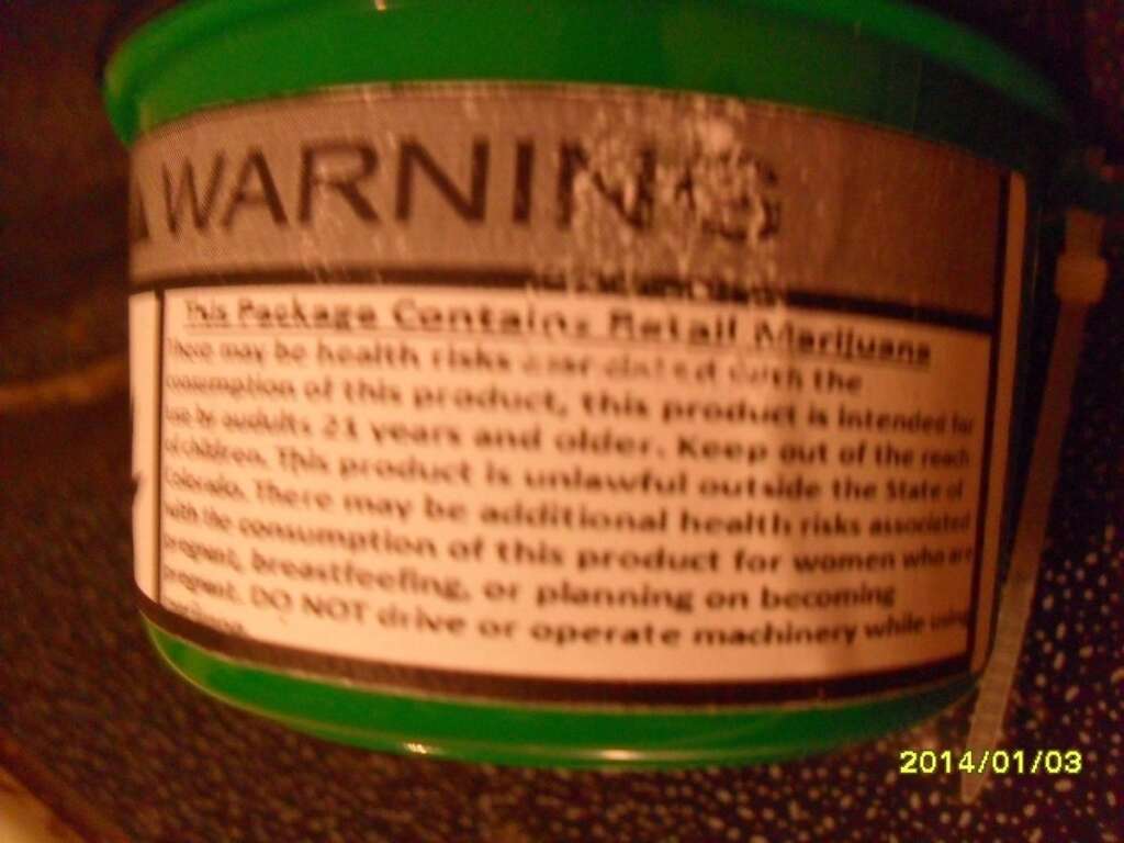 - Sur le contenant, un autre autocollant met en garde les femmes enceintes et rappelle la loi sur la consommation de cannabis dans l'Etat.
