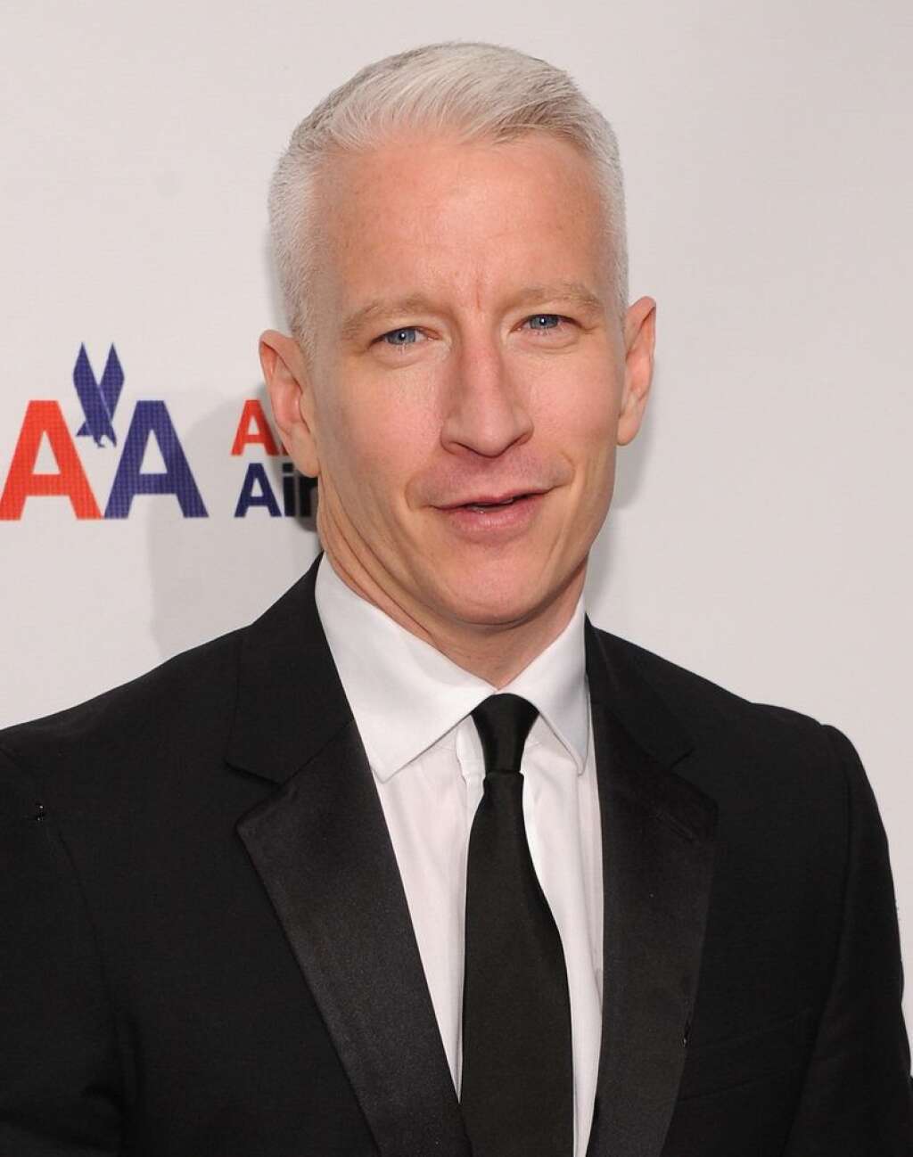 Anderson Cooper - Anderson Cooper a avoué dans son émission "<a href="http://www.dailymail.co.uk/femail/article-2244125/Anderson-Cooper-reveals-wears-jeans-day-washes-times-year--shower.html">Anderson Live</a>" qu'il portait tout le temps les mêmes jeans et qu'il les lavait très rarement. "Le peu de fois où je les lave, c'est-à-dire deux fois tous les six mois, je vais sous la douche avec mon jeans, je frotte mon pantalon avec du savon et je le garde sur moi pour qu'il sèche, n'est-ce pas ce qu'il faut faire?", a-t-il dit.