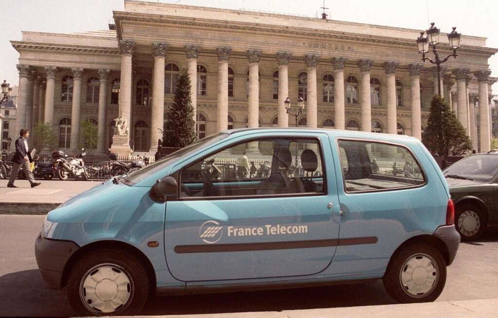 1998 - Télécommunications - L'ouverture à la concurrence est effective le 1er janvier 1998, mais initiée par une loi datant de juillet 1996. Le processus de transposition des directives de 2002 s'est achevé en France en juin 2004. France Télécom est introduit en bourse pour faciliter la libéralisation.