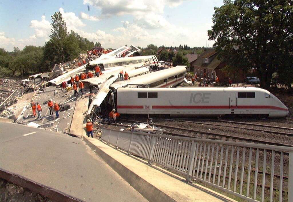 3 juin 1998 en Allemagne - 101 morts et 88 blessés à Eschede (nord) dans le déraillement de l'InterCity Express (ICE) reliant Munich (sud) à Hambourg (nord). C'est la catastrophe la plus meurtrière en Allemagne depuis 1945 (102 morts près de Munich).