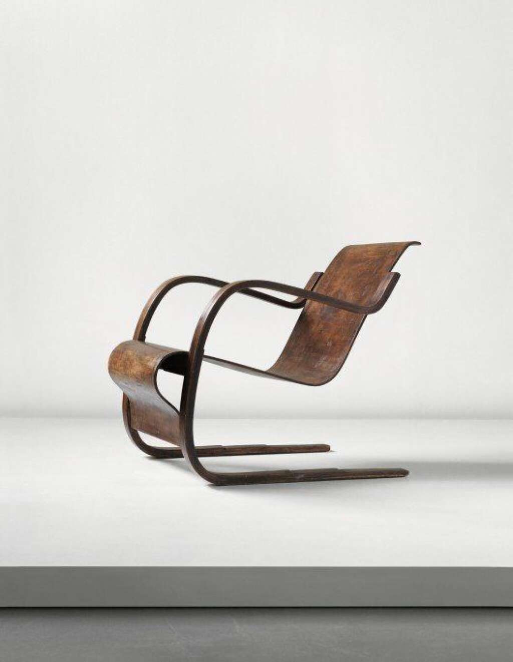 Alvar Aalto : "Early cantilevered armchair with stepped base" -