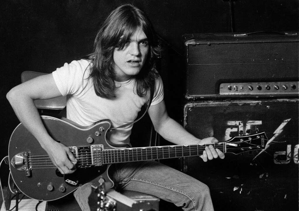 18 novembre - Malcolm Young - <p>Malcolm Young, fondateur et guitariste du groupe AC/DC, est mort à l'âge de 64 ans, quelques semaines seulement après son frère George. Il avait dû prendre sa retraite en 2014 avant la sortie de l'album "Rock or Bust" en raison de ses problèmes de démence.</p>  <p><strong>» Lire notre article complet <a href="http://www.huffingtonpost.fr/2017/11/18/malcolm-young-est-mort-ac-dc-annonce-la-mort-de-son-fondateur-et-guitariste-a-64-ans_a_23281571/">en cliquant ici</a></strong></p>