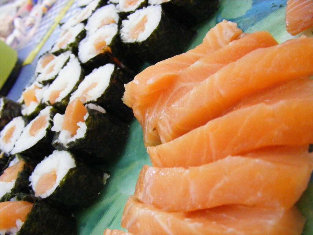 "Sushi" - "Rizauthon macdonaldisé"  (Oui, effectivement, ici ce sont des sashimis et des makis, et pas des vrais sushis, n'en faisons pas un chichi)