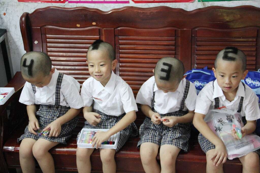 Nouvelle coiffure pour des quadruplés - Les parents de ces quadruplés de Shenzhen en Chine <a href="http://www.huffingtonpost.fr/2012/09/06/comment-distinguer-des-quadruples-chinois-chine-coiffure_n_1861205.html?utm_hp_ref=fr-insolite">ont décidé de donner un coup de pouce à la maîtresse pour la rentrée</a>.