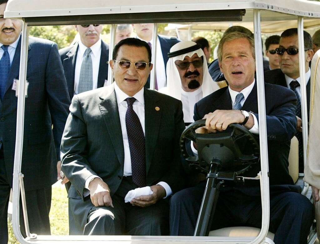 Avec Bush en 2003 - George W. Bush conduit une voiturette de golf avec Hosni Moubarak et le prince saoudien Abdullah à Sharm el-Sheikh en juin 2003.