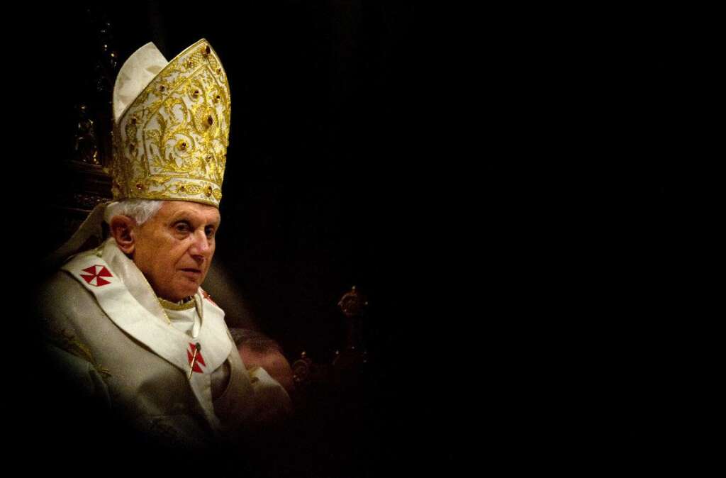 21 septembre 2012: Benoit XVI s'en mêle - Recevant un groupe d'évêques français, le Pape les encourage à "relever le défi" posé par le projet de loi sur le mariage homosexuel en France sans toutefois le nommer. Opposé à la théorie du genre, Benoit XVI estime que la famille en France est menacée par "une conception de la nature humaine qui se révèle défectueuse".  <strong>A RELIRE:</strong> <a href="http://www.huffingtonpost.fr/jeanluc-romero/manifestation-mariage-gay-eglise_b_2445480.html" target="_blank">L'Eglise peut-elle donner des leçons de démocratie, par Jean-Luc Roméro</a>