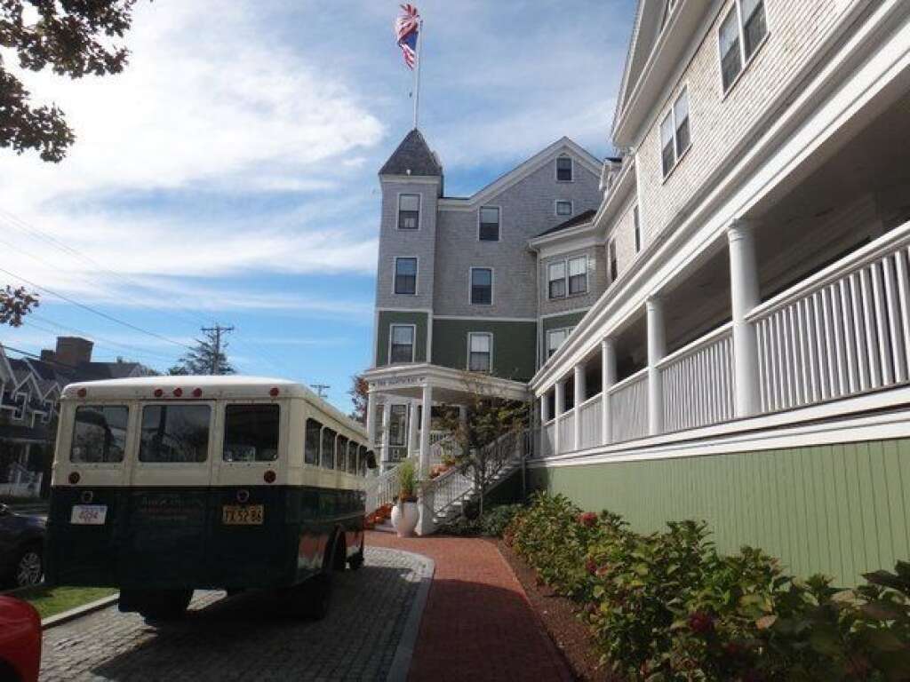 7. The Nantucket Hotel & Resort — Nantucket, Massachusetts, États-Unis - <p>Cet hôtel historique est situé à quelques minutes du centre-ville, des plages, des ferries, des restaurants et des boutiques. La plupart des chambres et des cottages de l'hôtel disposent d'une kitchenette, d'une vue sur l'océan et le port. Avec deux piscines chauffées, un bain à remous extérieur, une salle de sport, des cours de yoga, des services de spa et des navettes pour les ferries et la plage, c'est l'une des escapades les plus authentiques et les plus simples aux Etats-Unis.</p>  <p>Prix moyen annuel d'une chambre: 431 euros.</p>