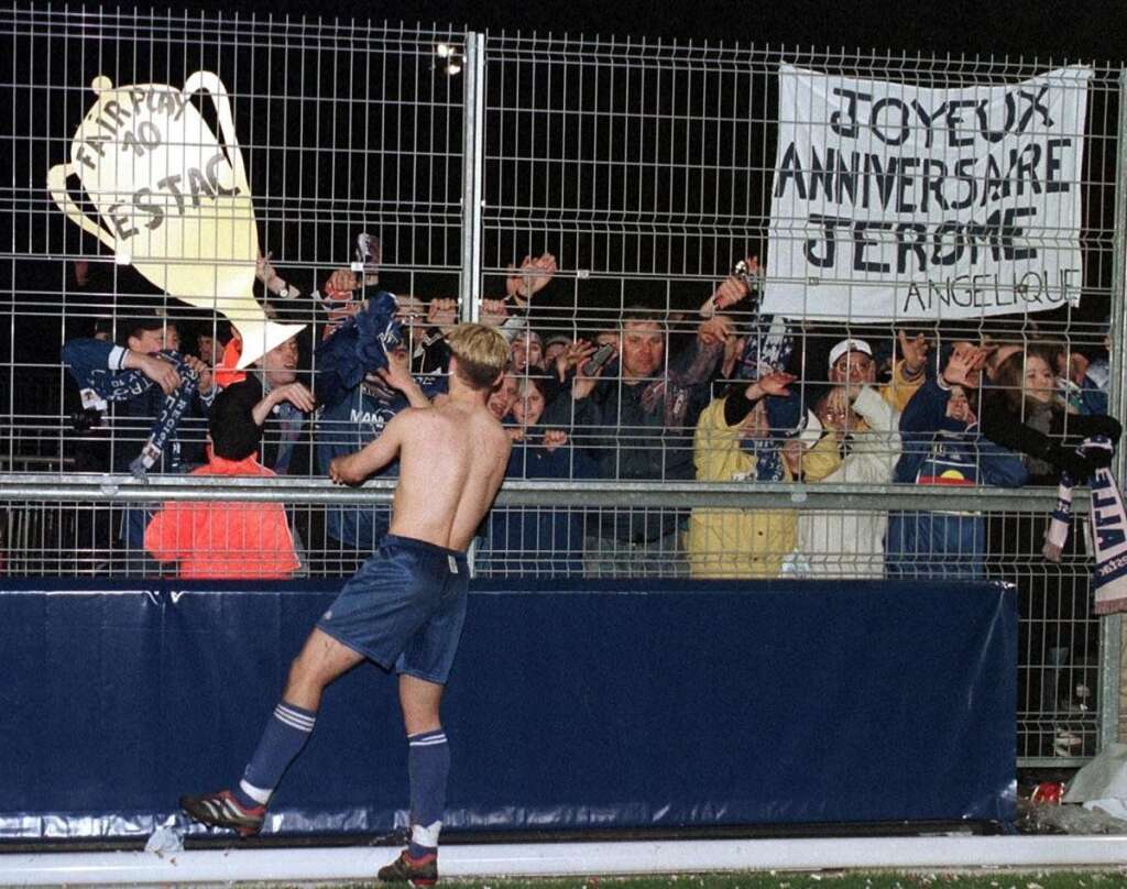 - Jérôme Rothen offre son maillot à des supporters, le 30 mars 2001 à Grenoble