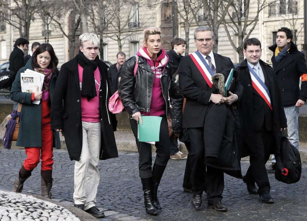 24 mai 2013: Frigide Barjot renonce à manifester - Menacée par des groupuscules d'extrême droite et marginalisée au sein de son mouvement pour avoir prôné l'union civile pour les homosexuels, Frigide Barjot renonce à manifester. Elle est placée sous protection policière.