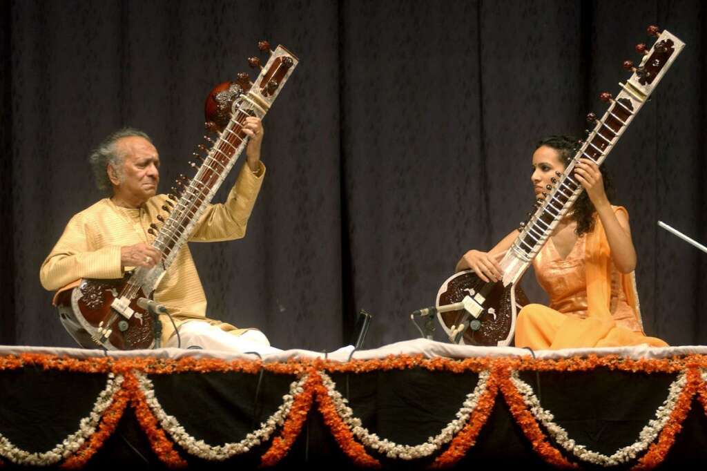 Ravi Shankar - Maître du sitar et père de Norah Jones, Shankar est décédé à 92 ans. Il <a href="http://www.huffingtonpost.fr/2012/12/12/ravi-shankar-decede-sitar-indien-beatles-norah-jones-harrison_n_2281948.html">aura influencé de nombreux artistes étrangers</a>, des Beatles au violoniste classique Yehudi Menuhin qui le surnommait "le Mozart du sitar".