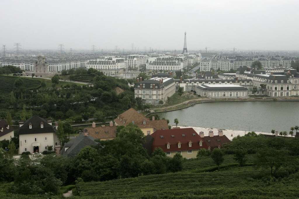 Un faux Paris à l'autre bout du monde - Ceci n'est pas la Seine, mais le fleuve Qiantang.  Ceci n'est pas la Tour Eiffel, mais une réplique deux fois plus petite.  Ceci n'est pas une vigne à Montmartre ni un immeuble haussmannien des Grands Boulevards...  Tout ceci est une imitation made in China, située en banlieue de <a href="http://fr.wikipedia.org/wiki/Hangzhou" target="_blank">Hanghzou</a>.