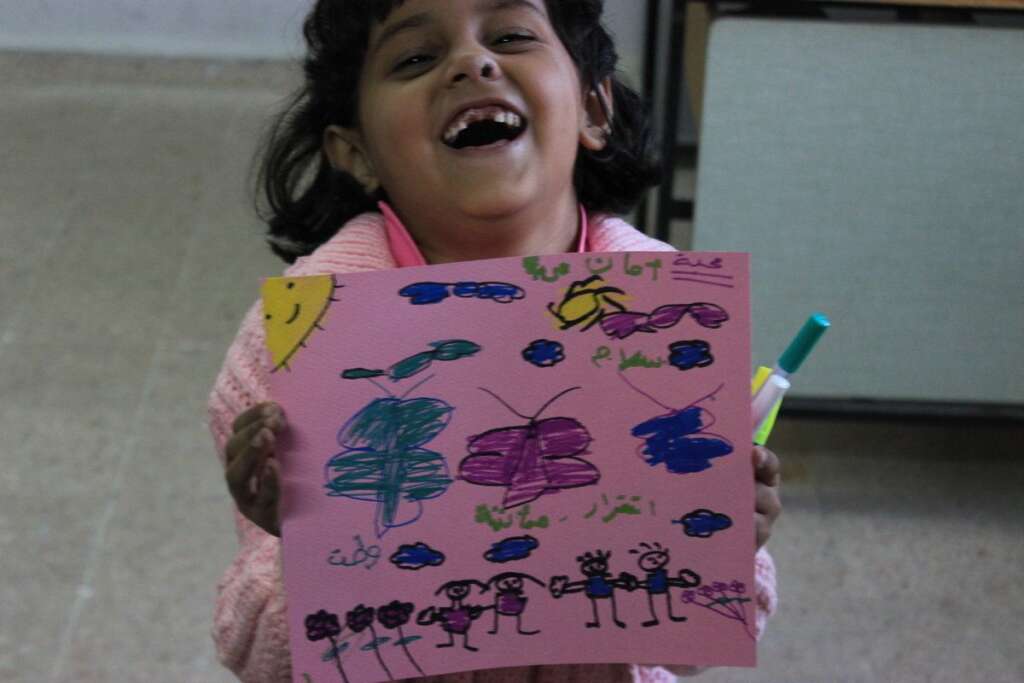Dimah, 8 ans - La petite Dimah a dessiné sa vision de la paix: des fleurs, des enfants qui jouent, des papillons et un soleil. Elle a également écrit: "Amour, paix, sécurité et foyer".