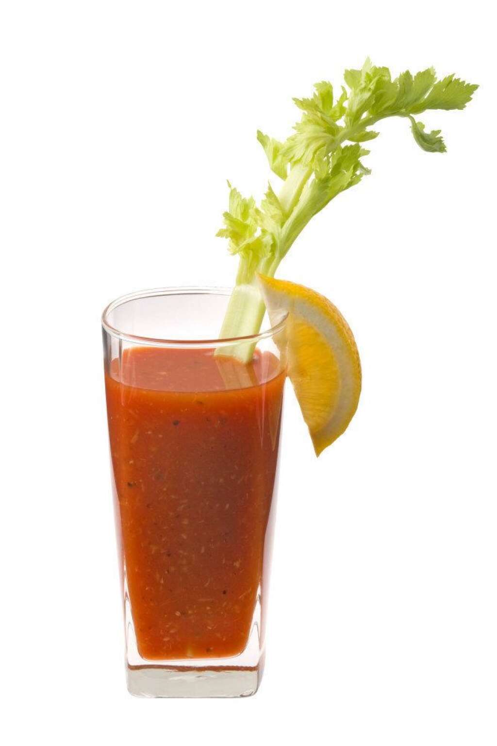 4. Bloody Mary: 100 calories - Peu calorique, le Bloody Mary se compose de jus de tomate, vodka et d'autres ingrédients optionnels tels que poivre, céleri, sauce Worcestershire ou jus de citron. La version classique ne contient que 100 calories.