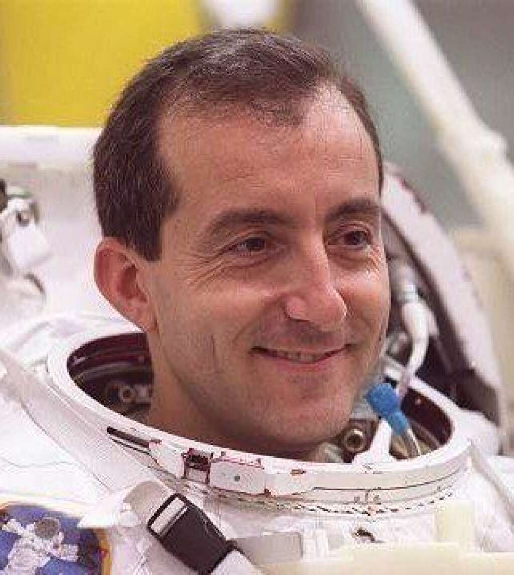 Philippe Perrin - Avant Thomas Pesquet, Philippe Perrin est le dernier Français sélectionné pour aller dans l'espace (en 1996). Celui qui est né en 1963 y est allé 13 jours en 2002, avec la navette américaine Endeavour pour rejoindre la Station spatiale internationale.