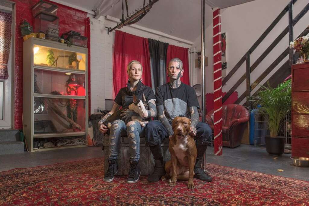 Yann et Delphine - Ce couple vit dans un studio à Hackney (Angleterre). Tout deux sont spécialistes de la modification corporelle, comme par exemple la séparation de la langue en deux et les reconstructions d'oreilles après la pose de plugs.