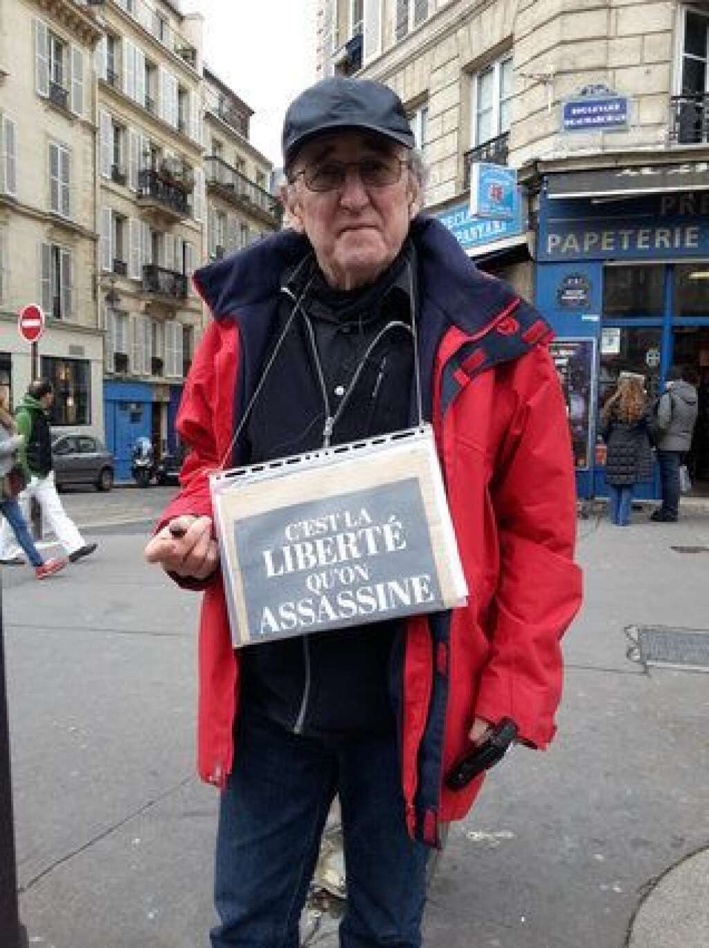 Ils sont Charlie - Jean-Claude Lavielle, 70 ans, retraité  "J'ai toujours lu Charlie et Hara Kiri. Je suis là pour la liberté. Je ne suis pas surpris par l'ampleur de ce rassemblement, même si certains ne mériteraient pas d'y être".