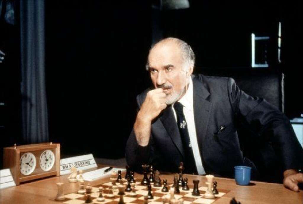La Diagonale du Fou (1984) - Trame du film, la finale du championnat du monde d'échecs en Suisse est une allégorie de la partie qui opposa en 1978 puis 1981, Anatoly Karpov (soutenu par le régime) et Viktor Kortchnoï (qui a fui l'Union soviétique)