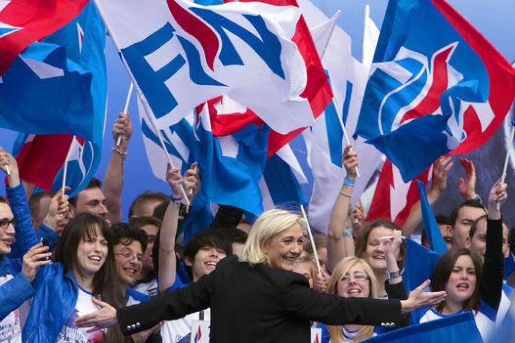 1- La victoire du FN aux européennes (50%) - Le 25 mai 2014 restera comme un jour historique puisque c'est la première fois que le Front national remportait un scrutin national. A l'occasion des européennes, le parti de Marine Le Pen (24,9%) a devancé l'UMP (20,8%) et largement distancé le PS (14%).