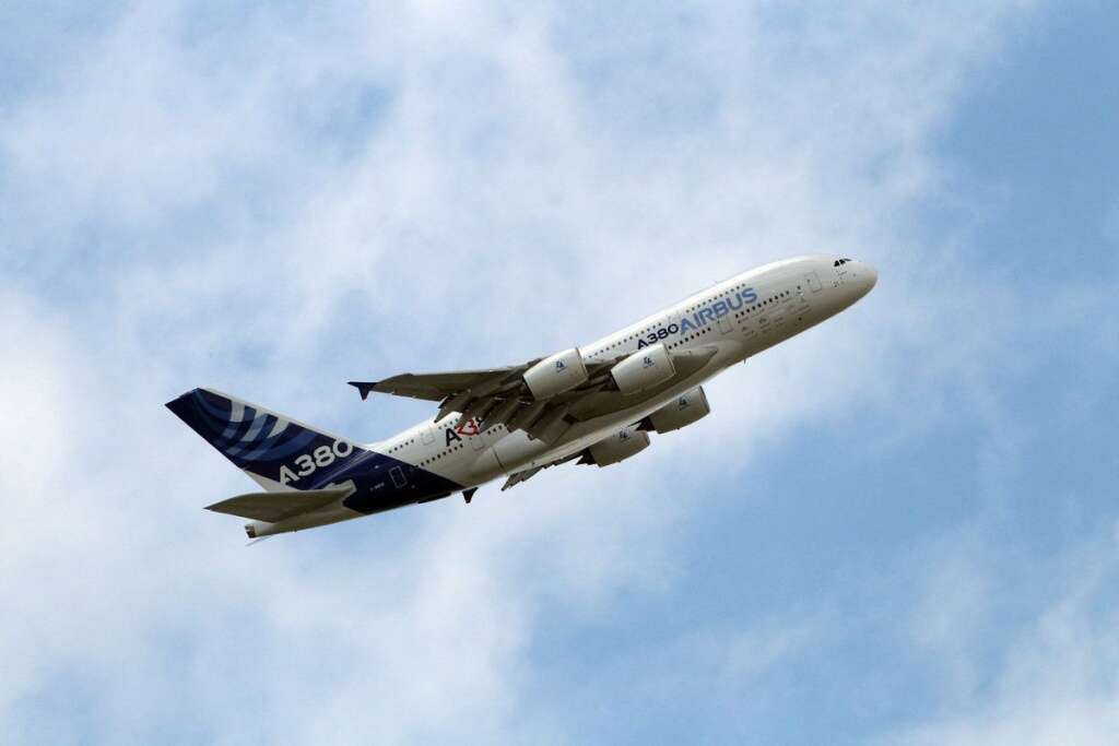 L'Airbus A380 - Le plus gros avion de ligne jamais construit a déjà été commandé à plus de 250 exemplaires mais comme le Dreamliner de Boeing, il a récemment subi des avaries techniques, en l'occurrence des micro-fissures découvertes en 2012 sur les ailes de certains appareils. Airbus vise au moins 25 commandes de son superjumbo cette année.