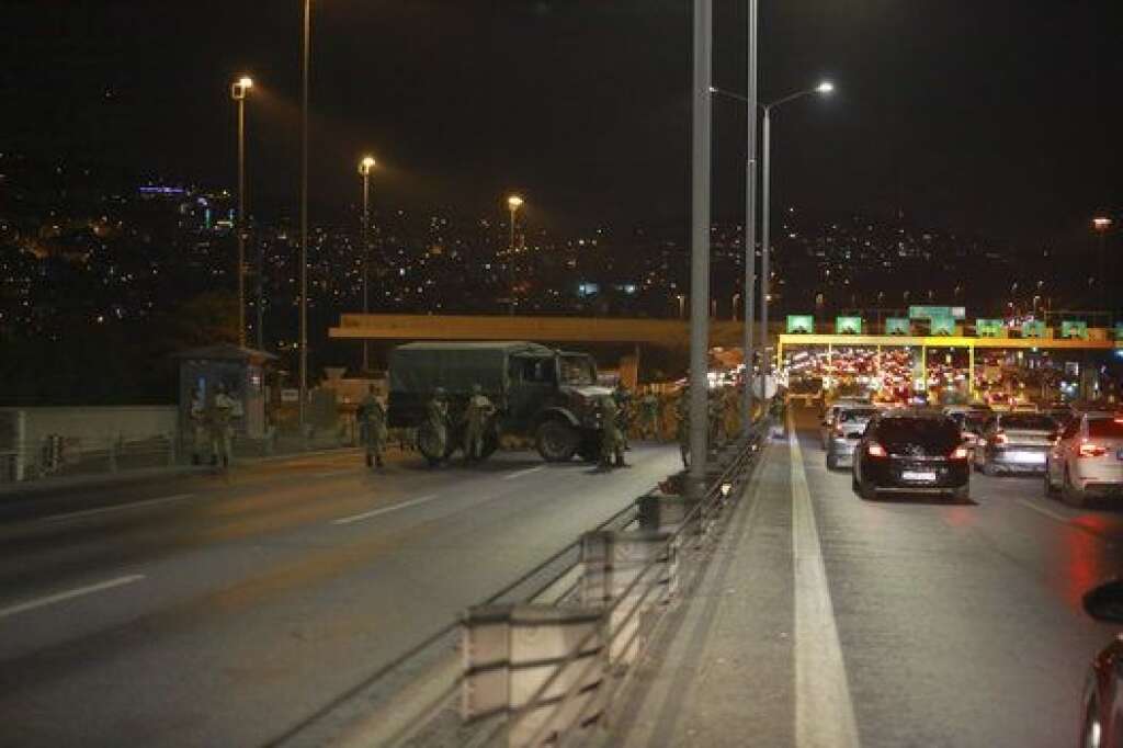Turkish military block access to the Bosphorus bridge, which links the city's European and Asian sides, in Istanbul, Turkey, July 15, 2016.  REUTERS/Stringer