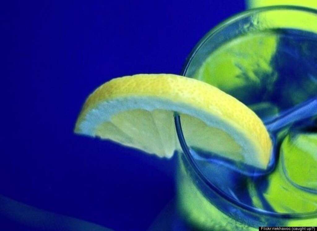 Donnez du goût à votre eau - Mélangez à votre verre d'eau un peu de citron, citron vert ou même de pastèque!