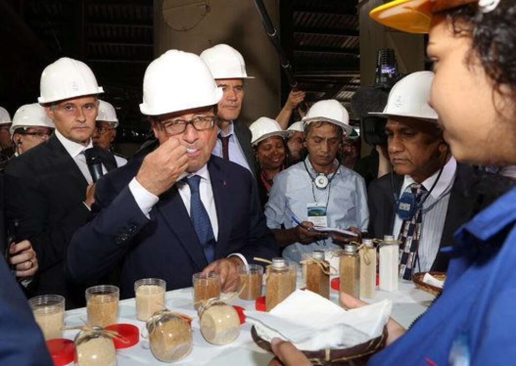 La Réunion - août 2014 - François Hollande s'est ensuite rendu à la Réunion, au cours de l'été 2014. Il y a notamment visité une plantation de sucre à Saint-Louis. Cette visite était programmée dans le cadre d'un déplacement plus large dans l'océan Indien.