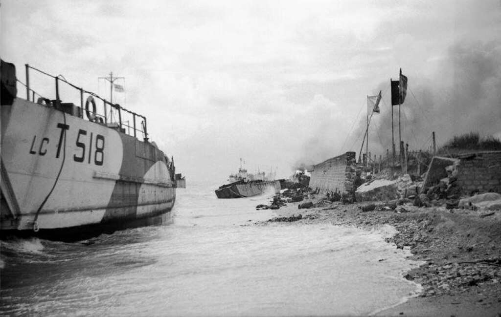 Le "Mur de l'Atlantique" a fini par céder - Anticipant le Débarquement, les troupes allemandes ont installé des fortifications sur les plages normandes. Murs, pieux et mines devaient empêcher les bateaux ennemis de s'échouer sur la plage. Mais le Mur de l'Atlantique a fini par céder.