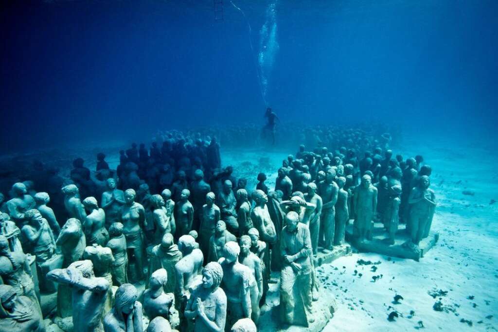 Découvrez les sculptures de l'artiste Jason de Caires Taylor - "The silent evolution", l'évolution silencieuse de ces sculptures au beau milieu des récifs de coraux.