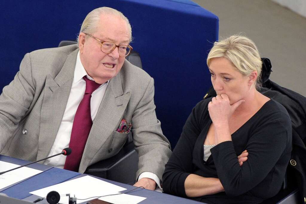 FLOP #1: Jean-Marie Le Pen, le FN à l'ancienne - Exclu du FN et toujours en guerre ouverte avec sa fille Marine, le (président d'honneur du Front national reste (de très loin) la personnalité politique la plus détestée des Français.  <strong>Opinions positives:</strong> 4 (=) <strong>Opinions négatives:</strong> 62 (-3) <strong>Score net:</strong> -59 (+2)