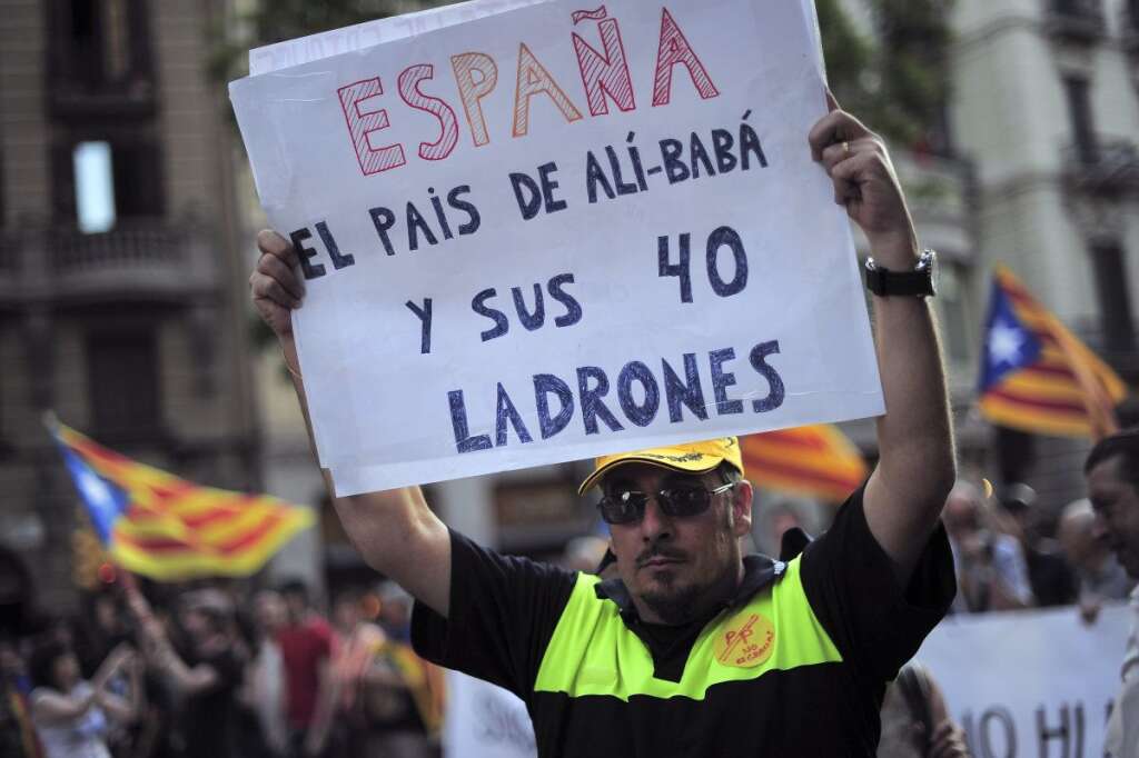 - Sur la pancarte : "Espagne, le pays d'Ali Baba et ses 40 voleurs"